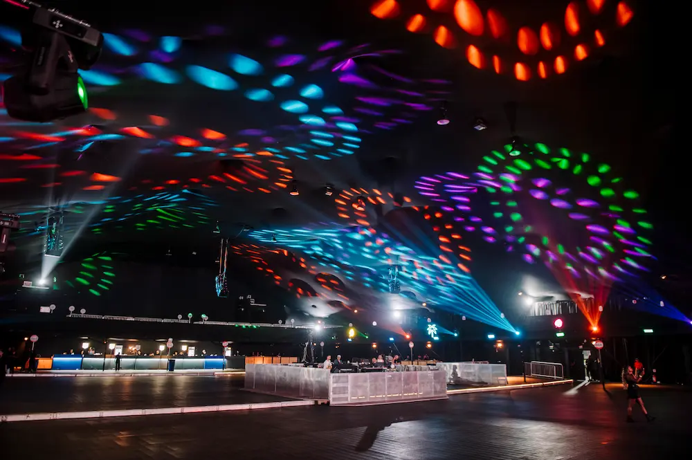 Show de luzes cobrindo o salão da arena na edição anterior.