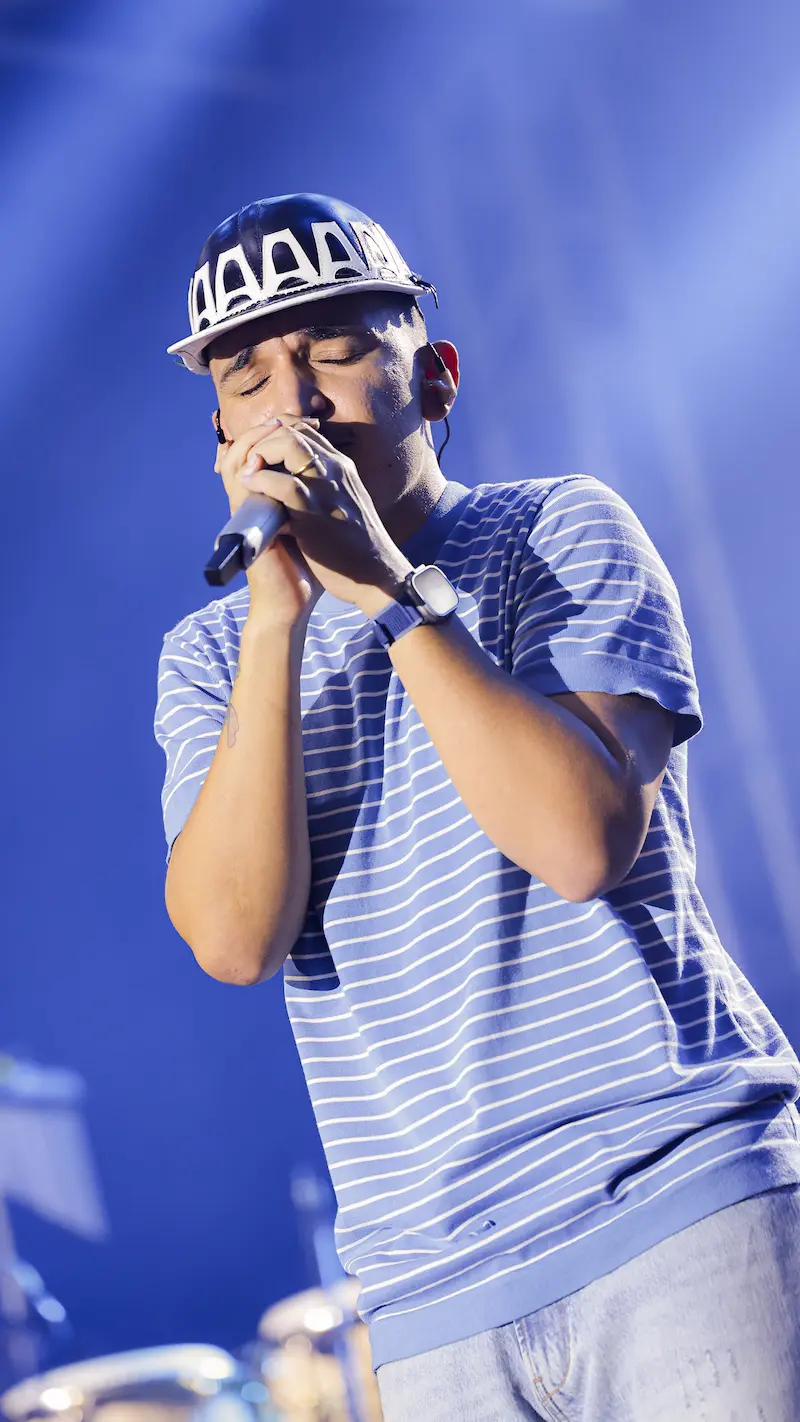 João Gomes cantando no palco