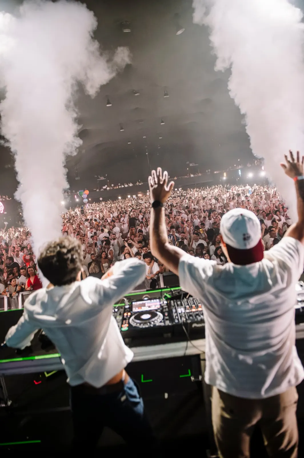 DJs no palco diante do público vestido de branco, edição anterior