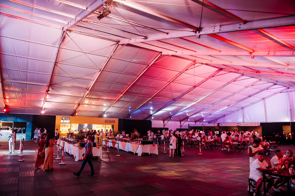 Praça de alimentação coberta, com buffets e mesas na edição anterior.