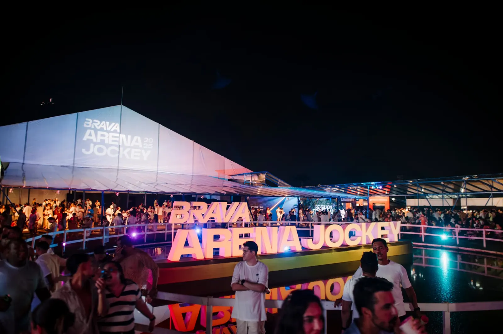 Letreiro Brava Arena Jockey sobre o lago na área externa, edição anterior